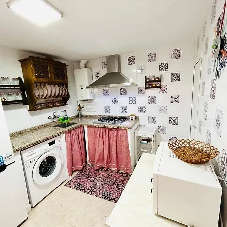 Cozy Town House With Terrace And Free Wifi Hébergement de vacances