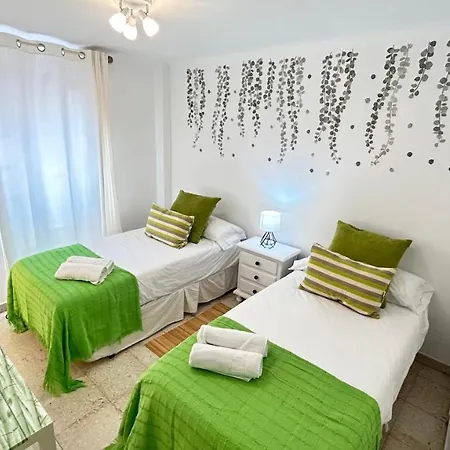 Hébergement de vacances Cozy Town House With Terrace And Free Wifi