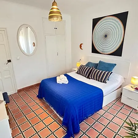 Hébergement de vacances Cozy Town House With Terrace And Free Wifi *