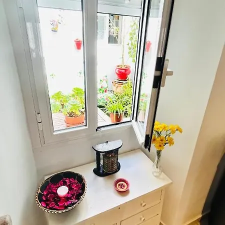 Cozy Town House With Terrace And Free Wifi Hébergement de vacances