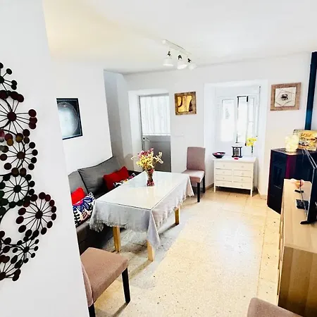 Hébergement de vacances Cozy Town House With Terrace And Free Wifi *